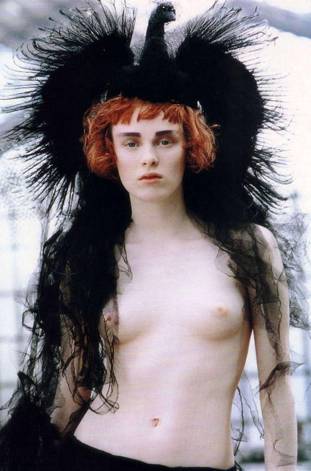 16P Karen Elson showing her nice tits in some nude photoshoot
