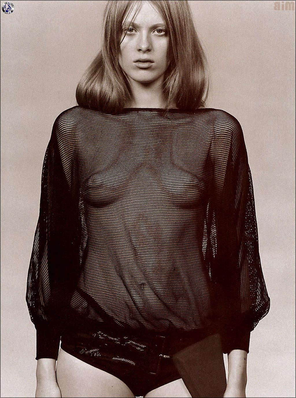 16P Karen Elson showing her nice tits in some nude photoshoot