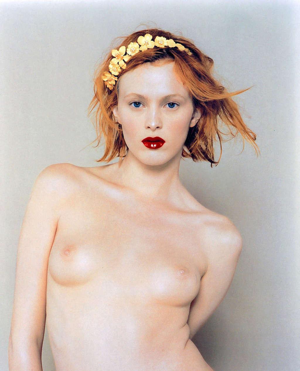 16P Karen Elson showing her nice tits in some nude photoshoot