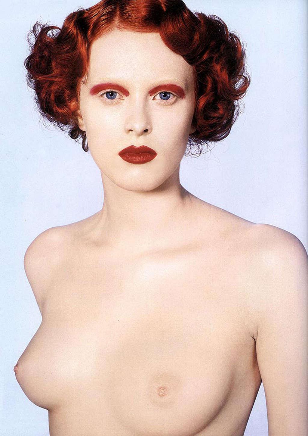 16P Karen Elson showing her nice tits in some nude photoshoot
