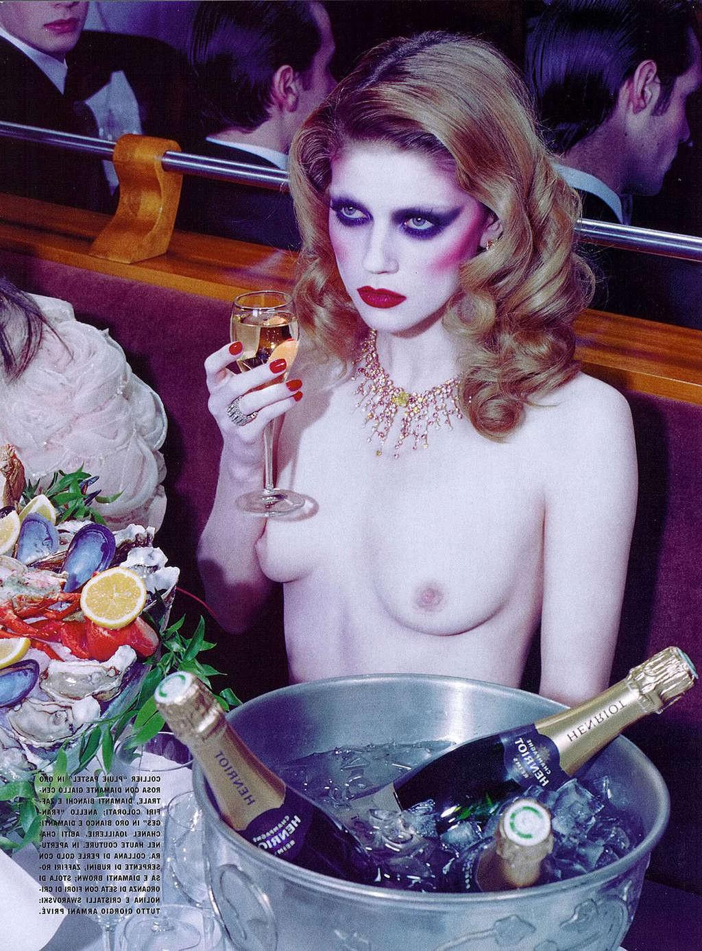 10P Masha Novoselova exposing her nice tits in photoshoot
