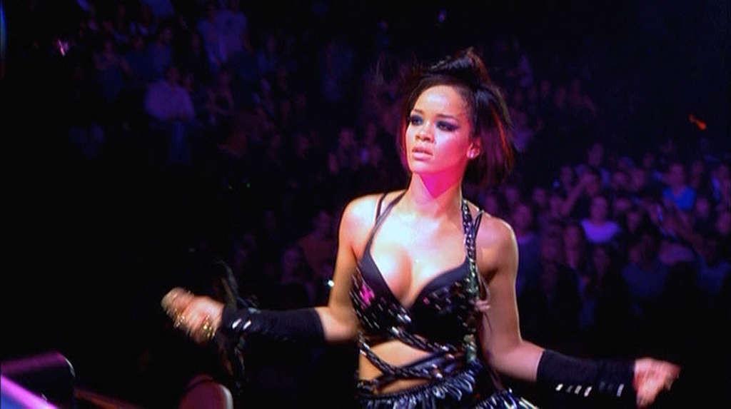 10P Rihanna caught in upskirt oops situation paparazzi shoots and exposing her nude 