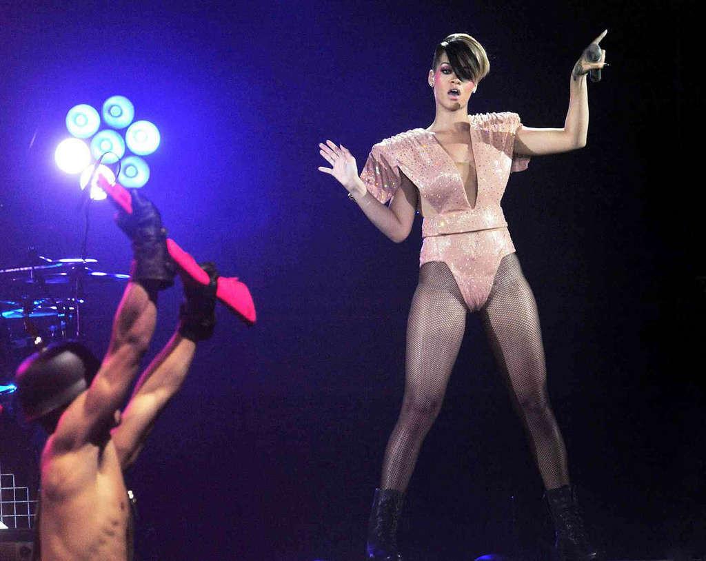 10P Rihanna caught in upskirt oops situation paparazzi shoots and exposing her nude 