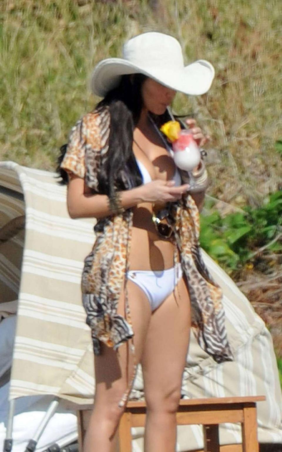 16P Kim Kardashian showing her huge tits and sexy body in bikini