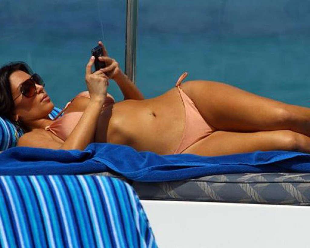 16P Kim Kardashian showing her huge tits and sexy body in bikini
