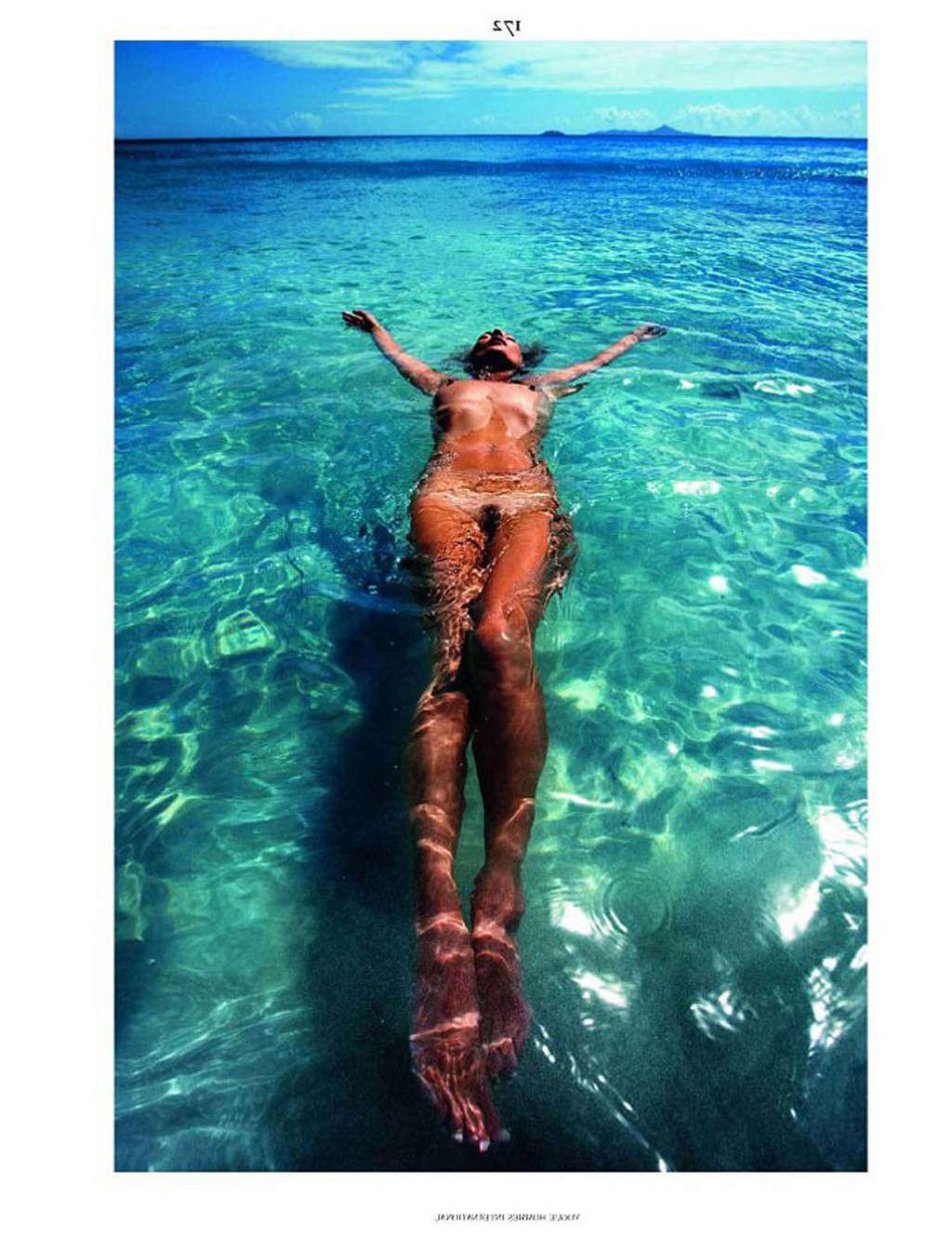 10P Kate Moss showing her nice small tits and pussy in nude photoshoot on beach