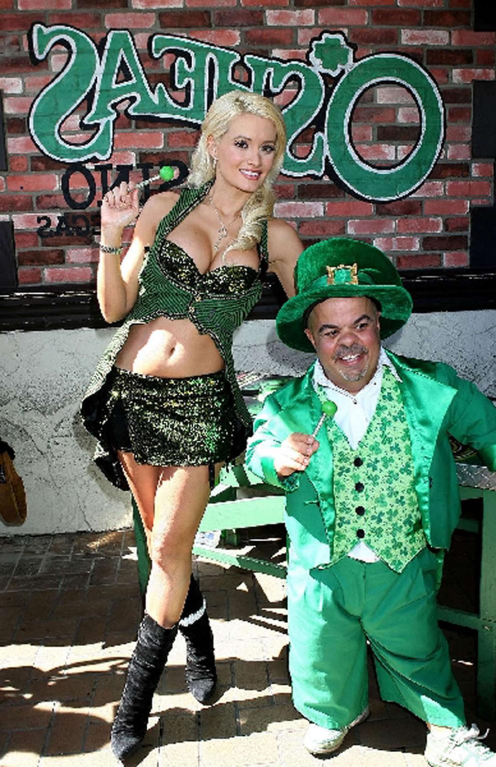 16P Holly Madison showing her huge tits and fucking sexy legs