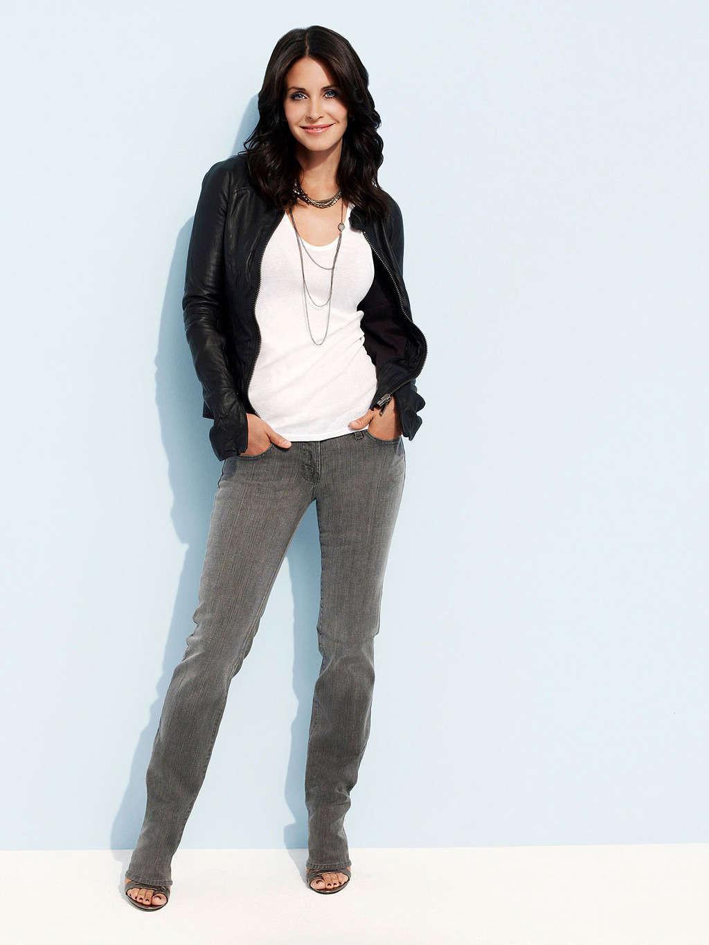 16P Courteney Cox leggy in some photoshoot and show her tits