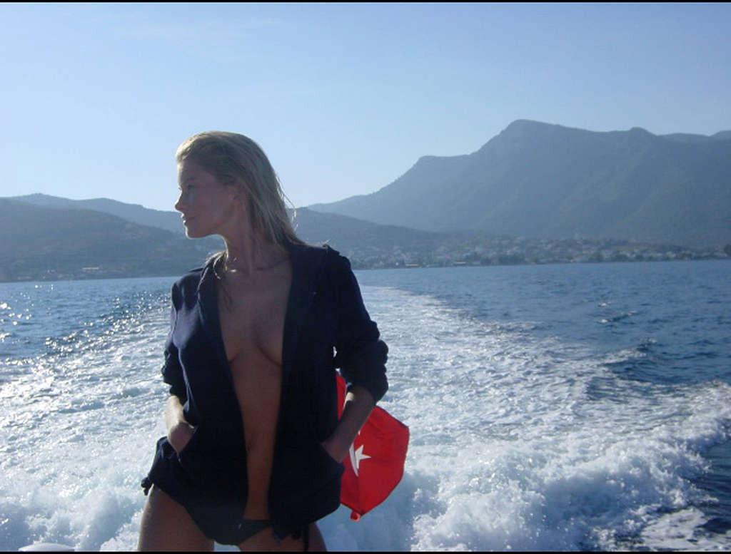 10P Marisa Miller exposing but crack paparazzi pictures and nipple slip and posing a
