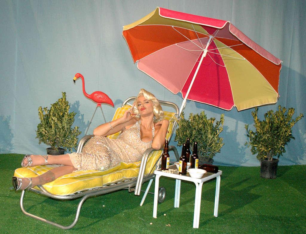 16P Anna Nicole Smith exposing her huge tits and posing very sexy