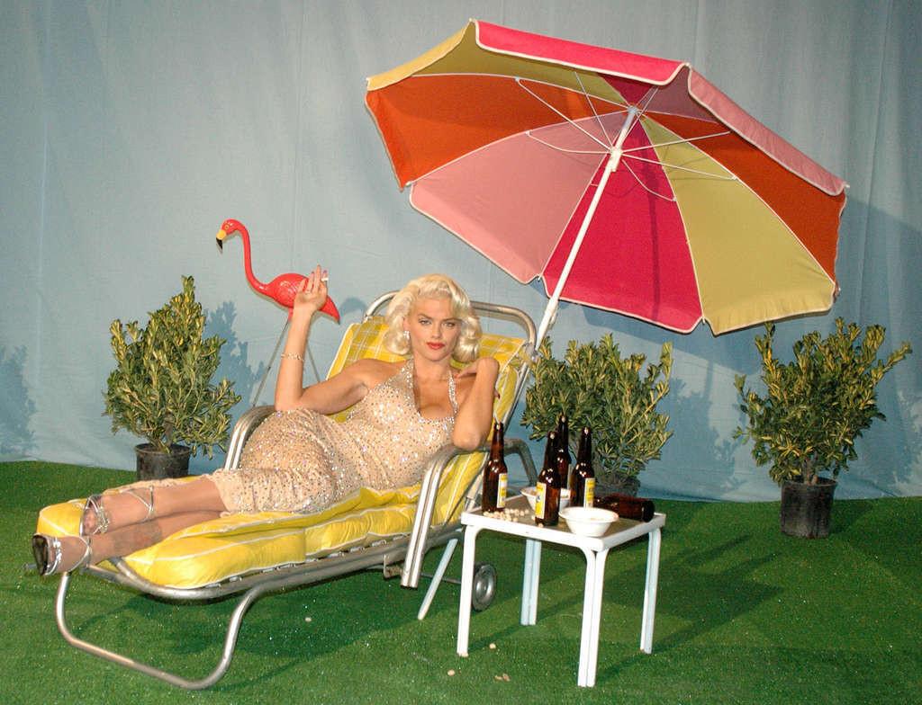 16P Anna Nicole Smith exposing her huge tits and posing very sexy