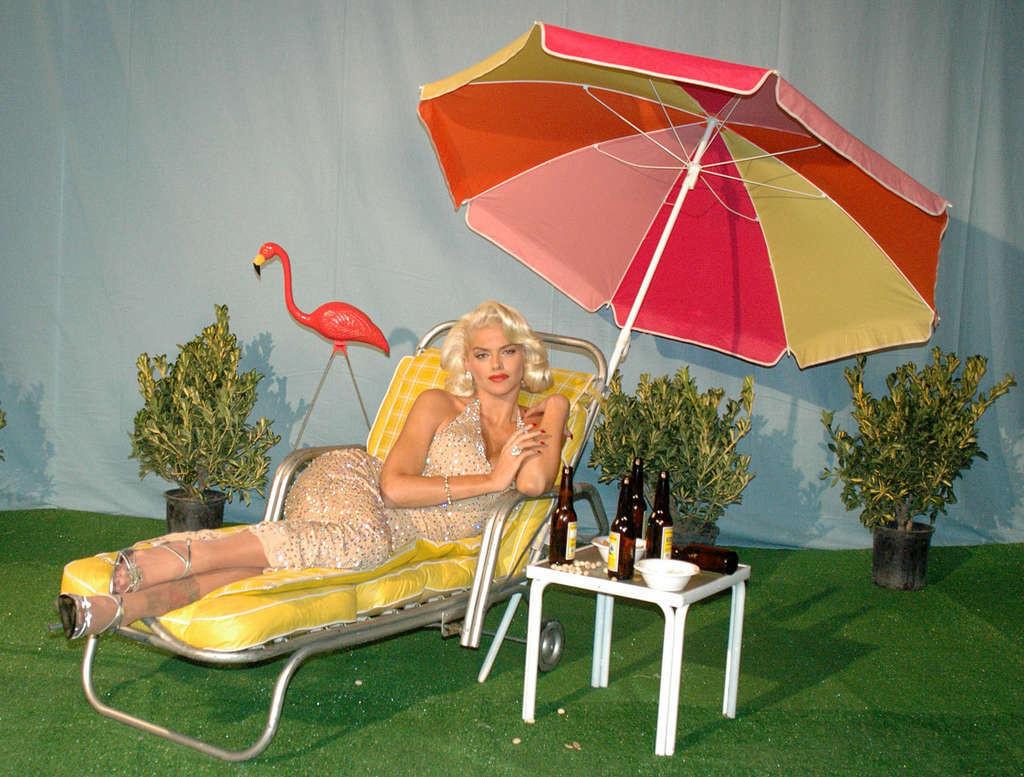 16P Anna Nicole Smith exposing her huge tits and posing very sexy