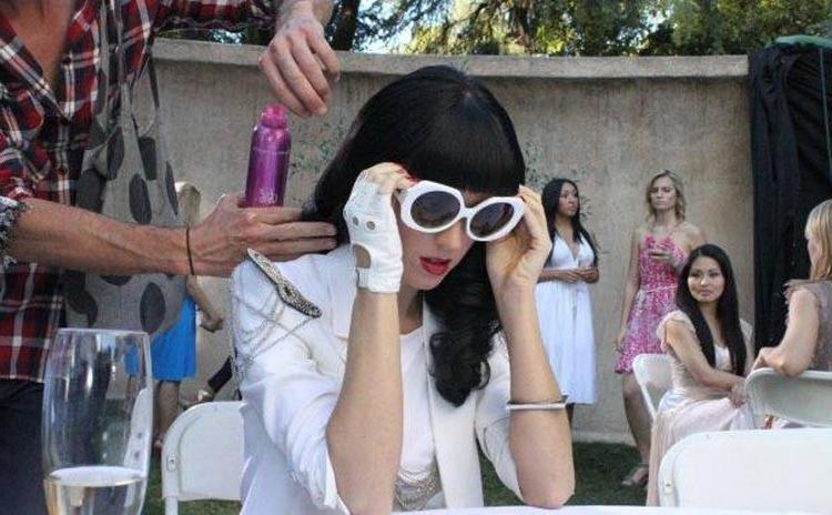 15P Katy Perry caught showing deep sweet cleavage