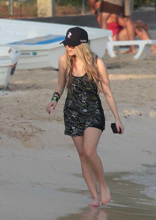 15P Avril Lavigne caught with her nipple exposed