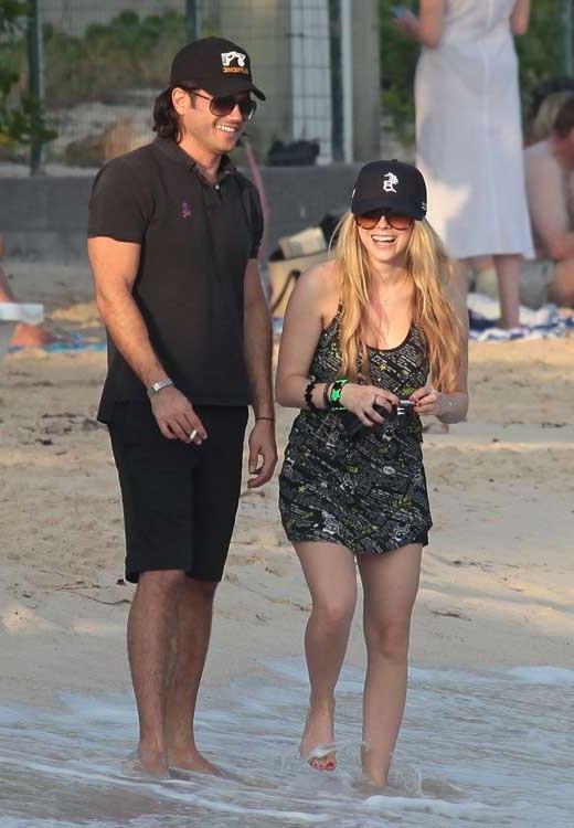 15P Avril Lavigne caught with her nipple exposed