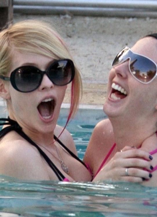 15P Avril Lavigne caught with her nipple exposed