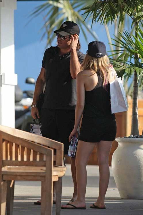 15P Avril Lavigne caught with her nipple exposed