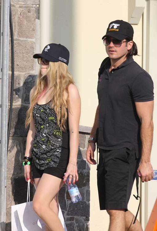 15P Avril Lavigne caught with her nipple exposed