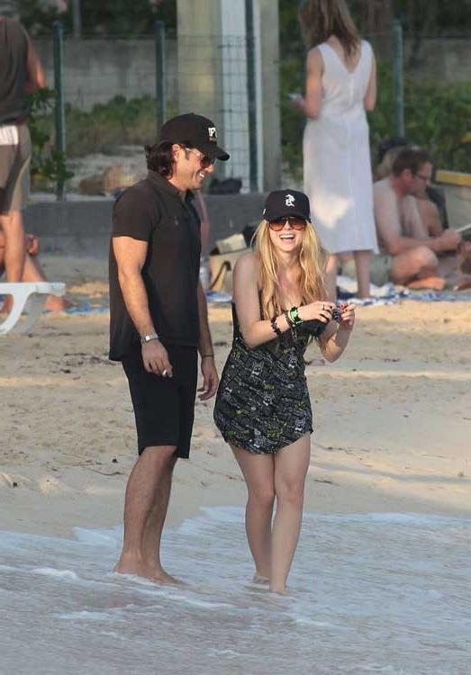 15P Avril Lavigne caught with her nipple exposed