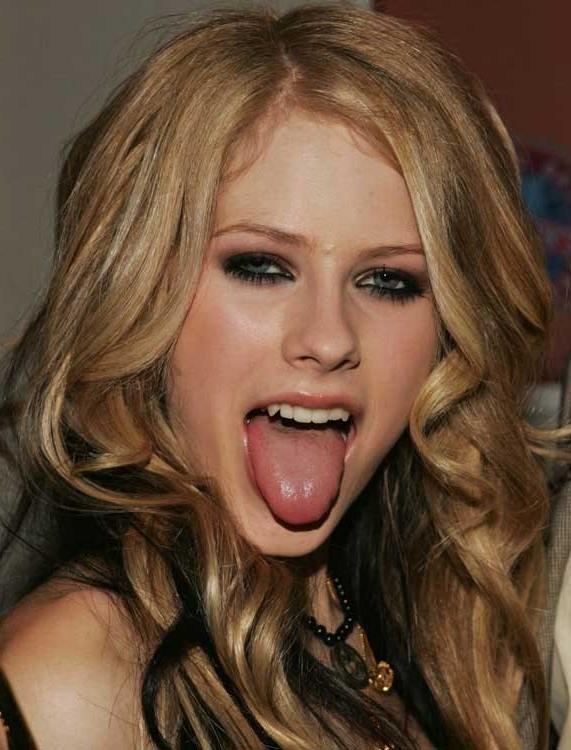 15P Avril Lavigne caught with her nipple exposed