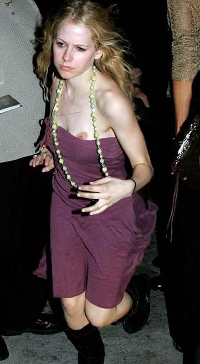 15P Avril Lavigne caught with her nipple exposed