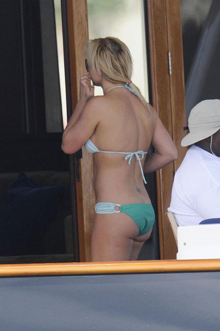 15P Britney Spears caught tanning deep cleavage