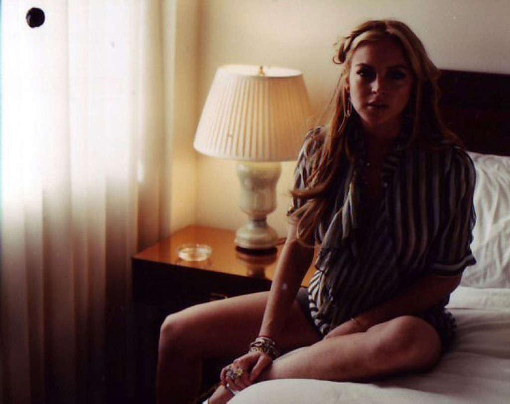 16P Lindsay Lohan showing her fucking sexy ass and extremely huge tits
