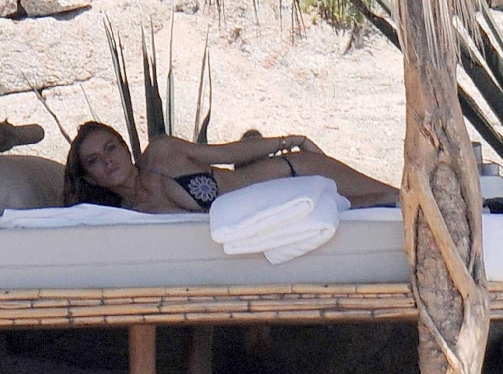 16P Lindsay Lohan showing her fucking sexy ass and extremely huge tits