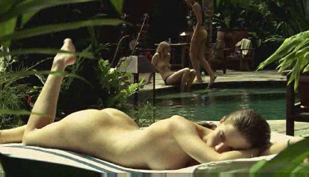 16P Rosie Huntington exposing her nice big tits in some photoshoot