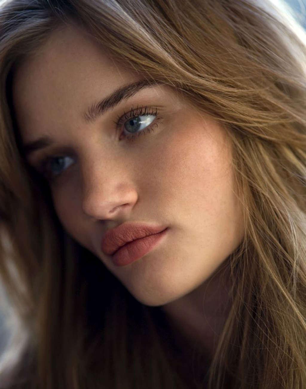 16P Rosie Huntington exposing her nice big tits in some photoshoot