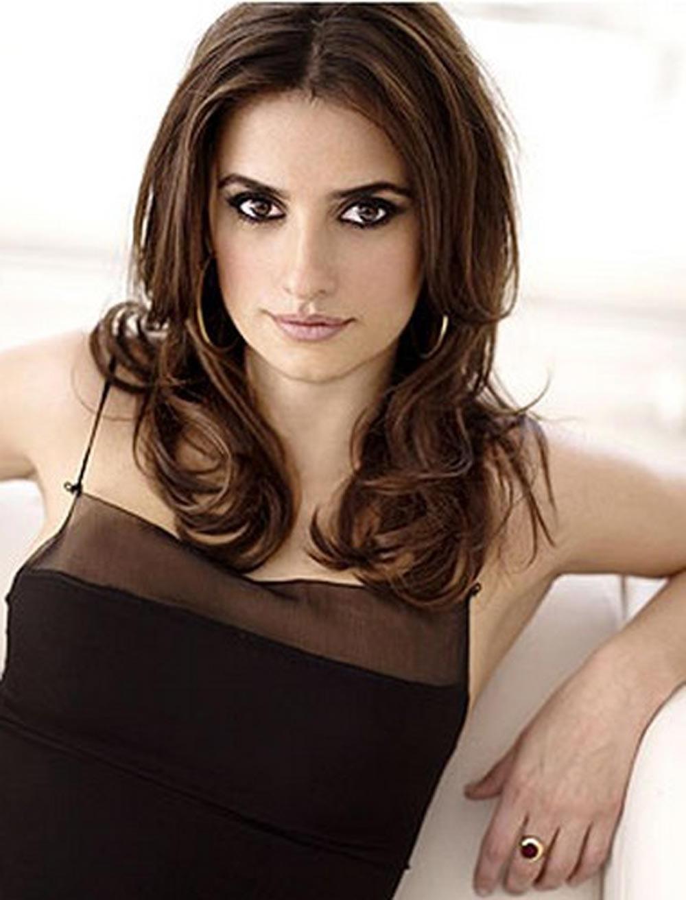 15P Penelope Cruz  showing her perky exposed tits