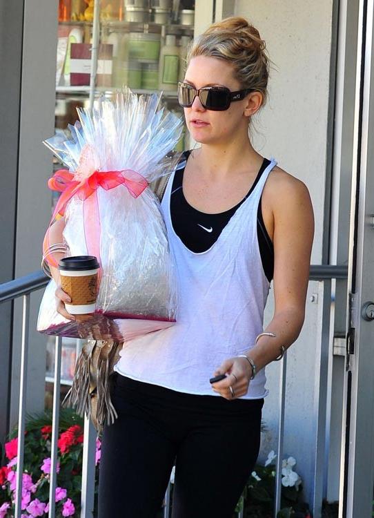15P Kate Hudson perky ass in thongs and nude boobs