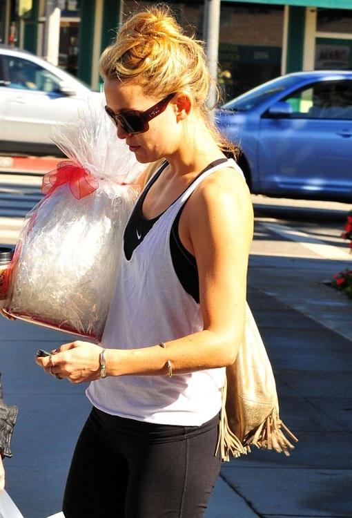 15P Kate Hudson perky ass in thongs and nude boobs