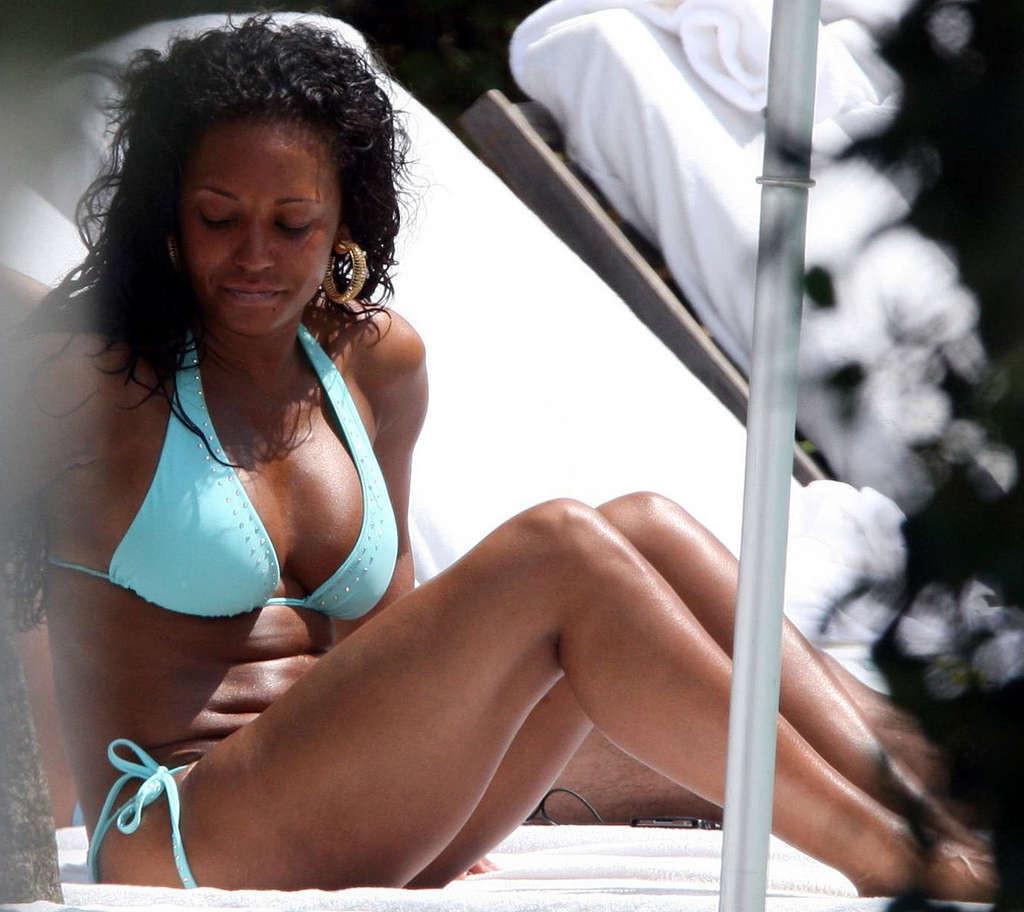 16P Mel B enjoying on pool and showing huge tits and nice body