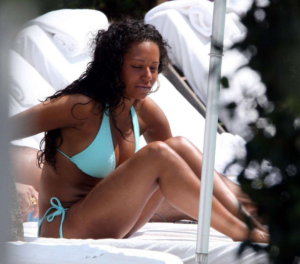 16P Mel B enjoying on pool and showing huge tits and nice body