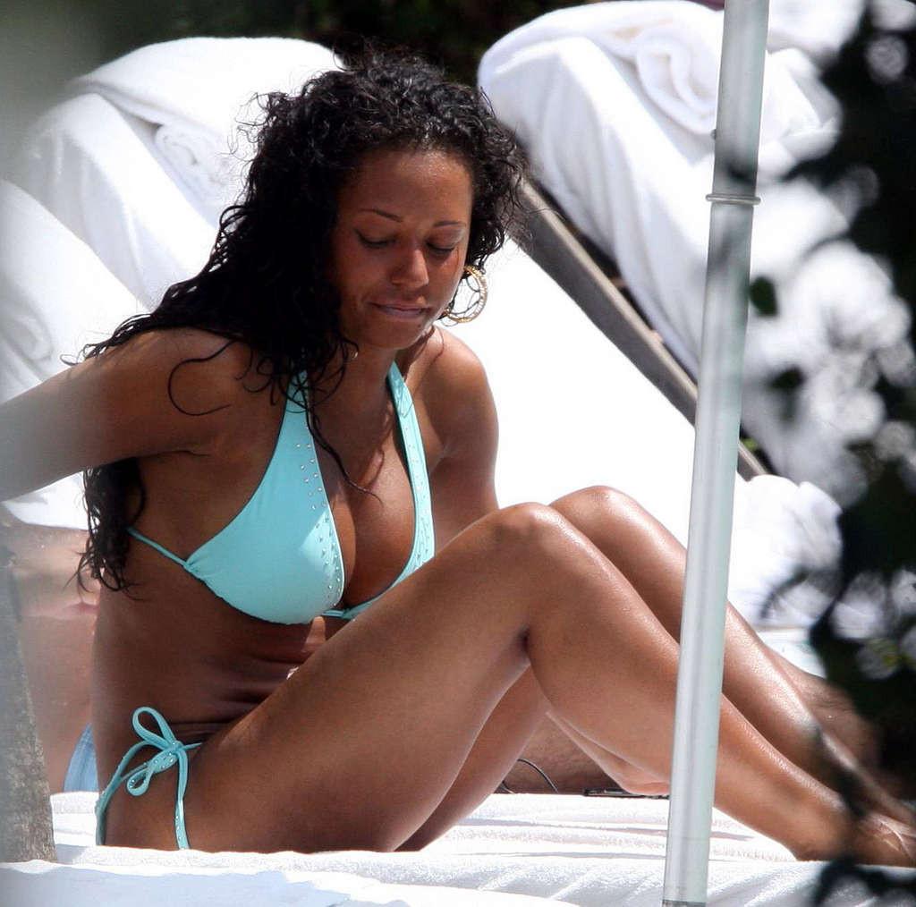 16P Mel B enjoying on pool and showing huge tits and nice body