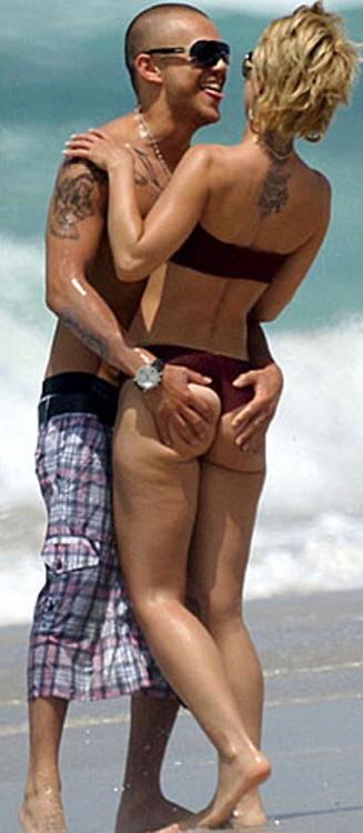 15P Mena Suvari great ass and caught tanning topless