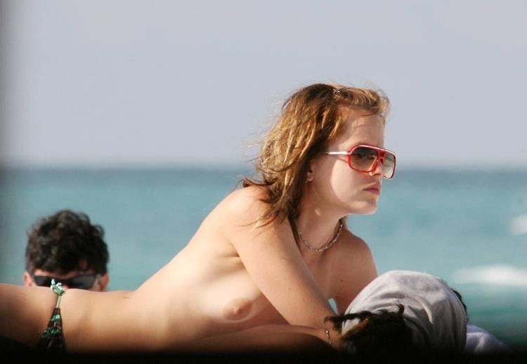 15P Mena Suvari great ass and caught tanning topless