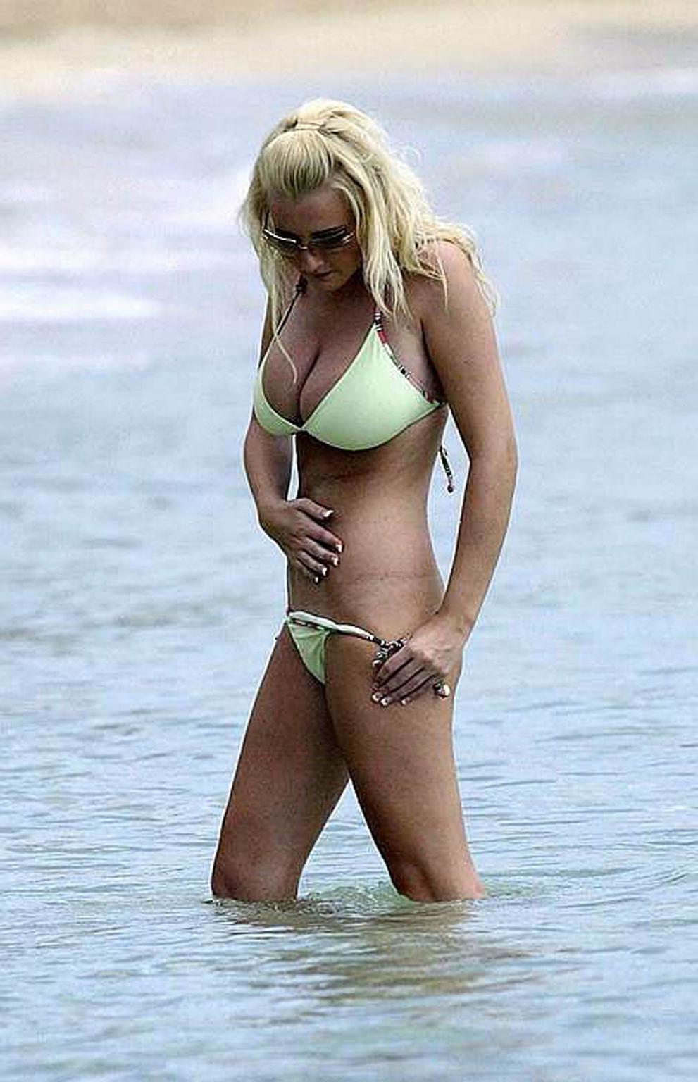 16P Michelle Marsh showing extremely huge tits and sexy body in bikini
