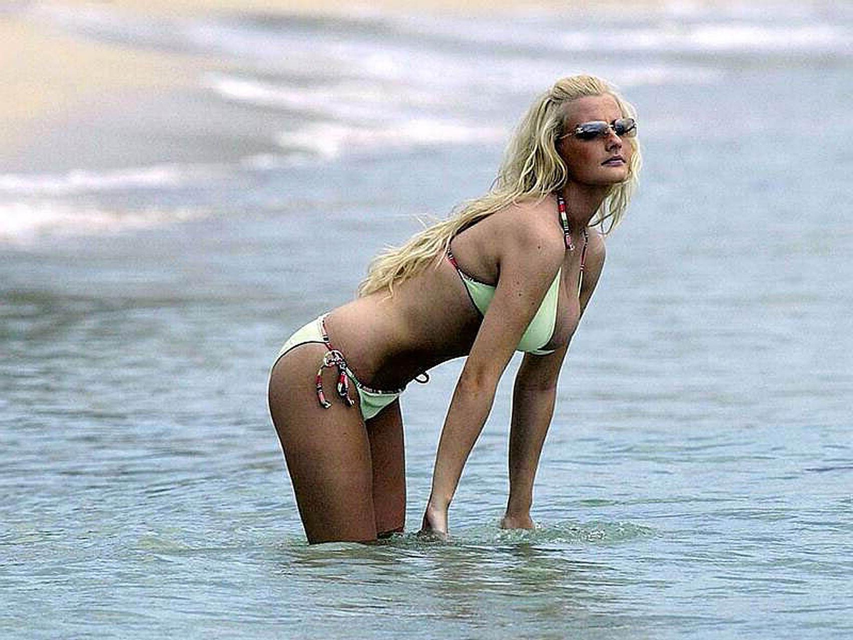 16P Michelle Marsh showing extremely huge tits and sexy body in bikini