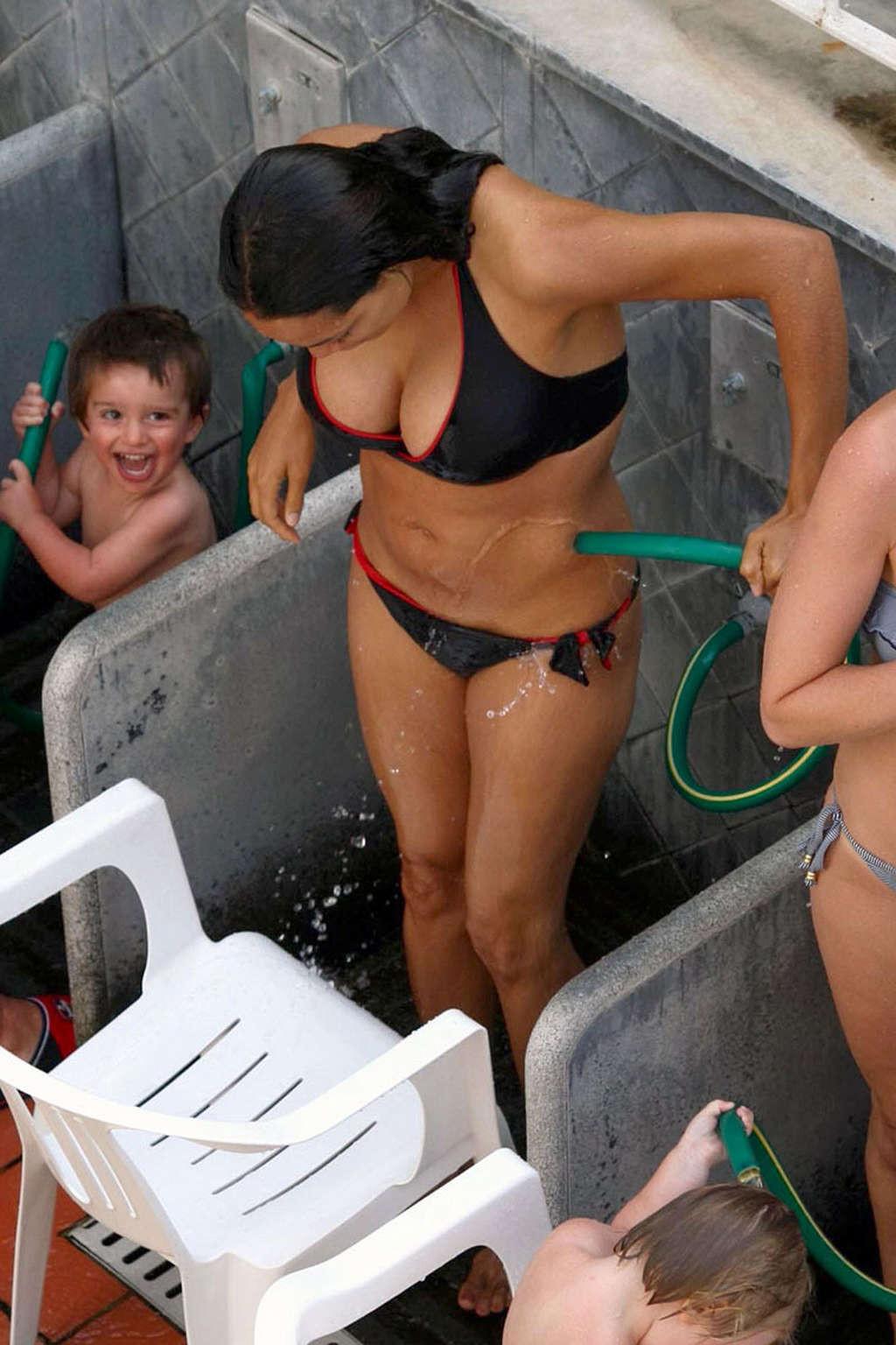 15P Rosario Dawson enjoying at the pool and showing her huge tits very sexy photos