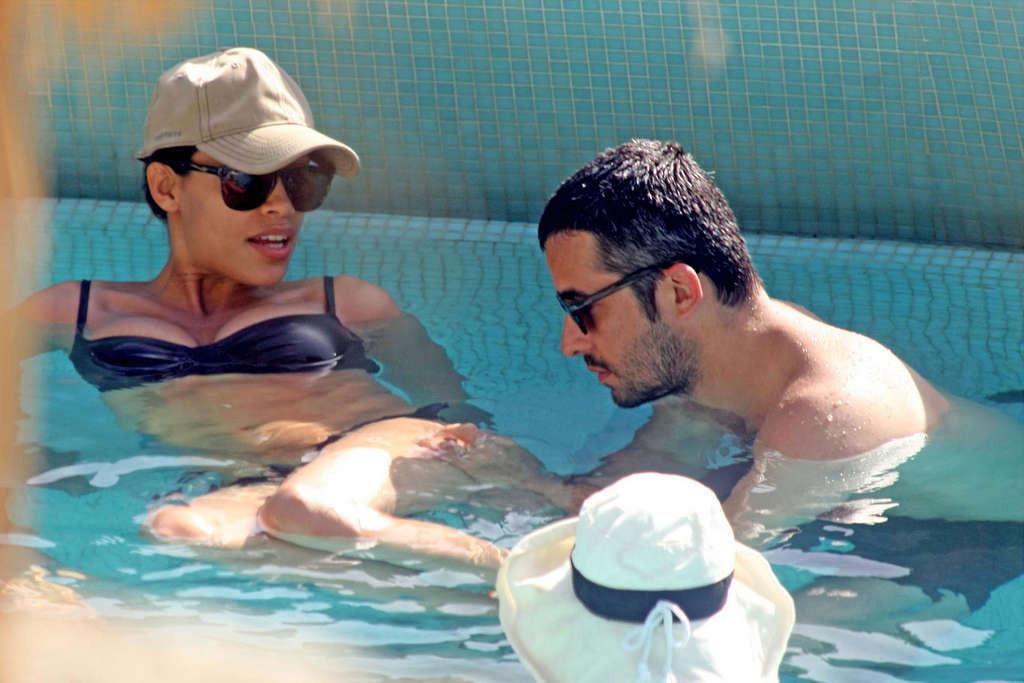 15P Rosario Dawson enjoying at the pool and showing her huge tits very sexy photos