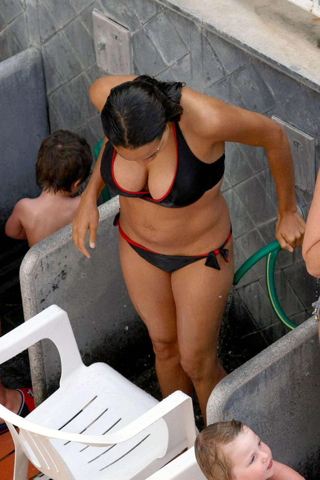 15P Rosario Dawson enjoying at the pool and showing her huge tits very sexy photos