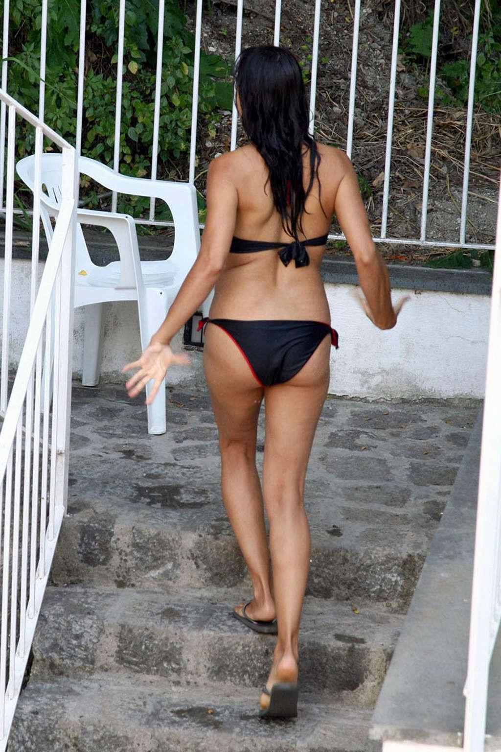 15P Rosario Dawson enjoying at the pool and showing her huge tits very sexy photos