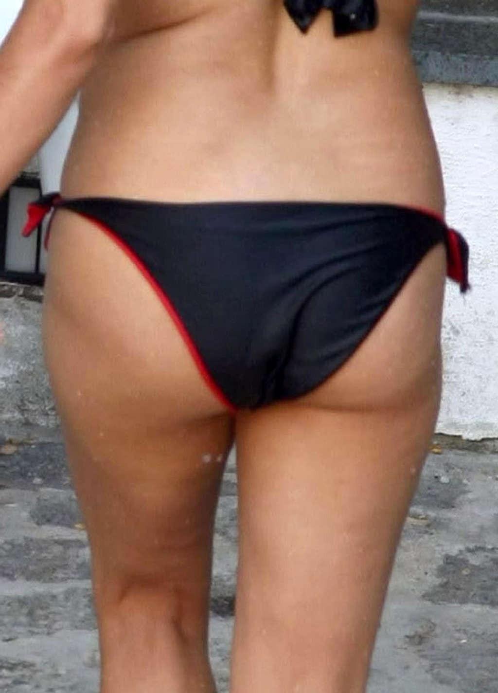 15P Rosario Dawson enjoying at the pool and showing her huge tits very sexy photos