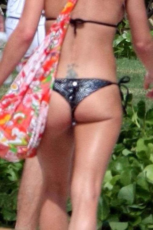 15P Jaime Pressly hairy pussy and sweet perky tits