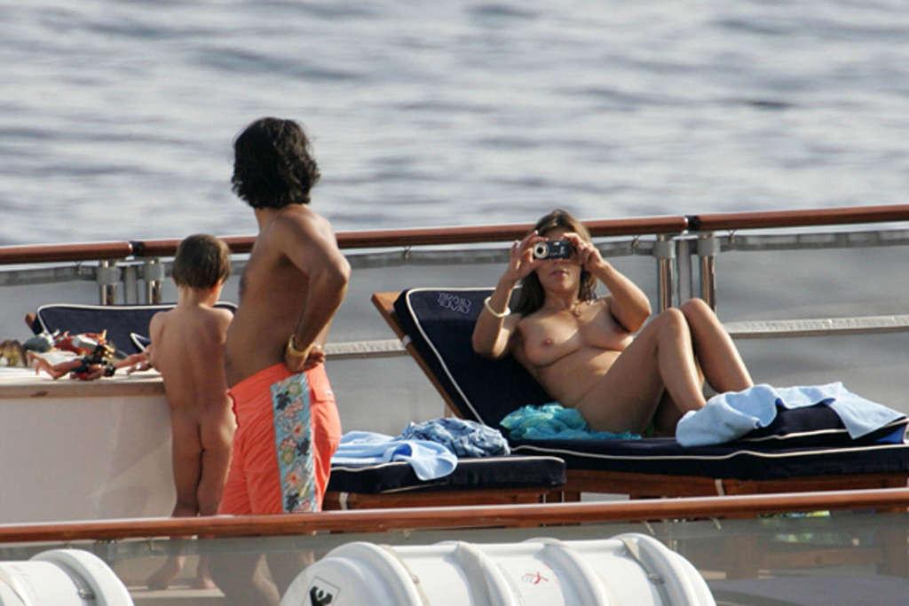16P Elizabeth Hurley showing on very sexy way her huge tits