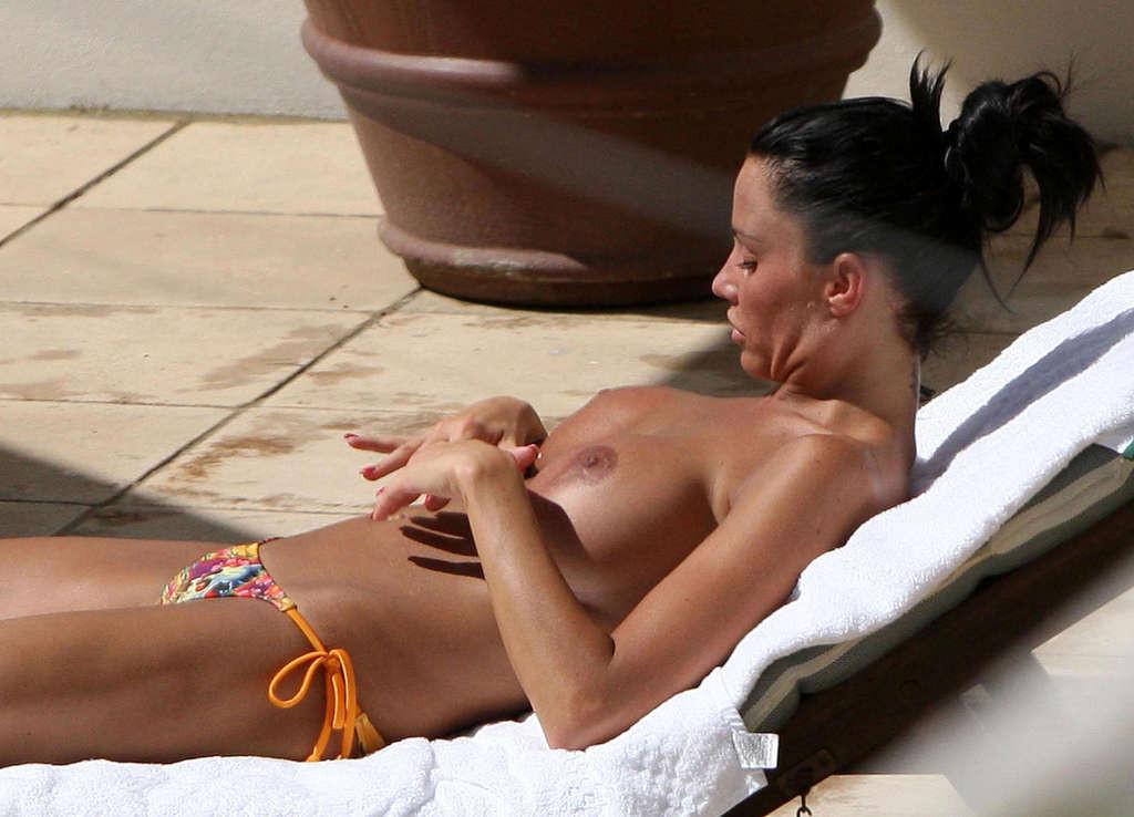 16P Katie Price shows huge tits and fantastic ass in the pool