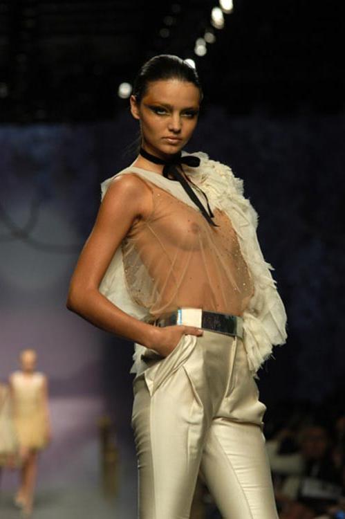 15P Miranda Kerr nude perky tits and sweet ass