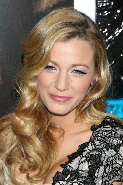 15P Blake Lively caught showing her soft cleavage